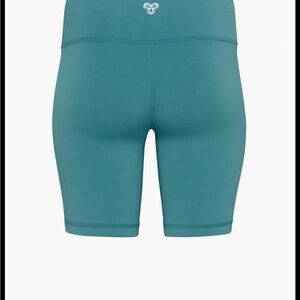 TnaBUTTER™ Atmosphere Hi-Rise 7\" shorts Aritzia in a teal size S